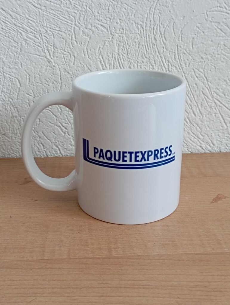Taza personalizada sublimada con el logotipo de Paquetexpress
