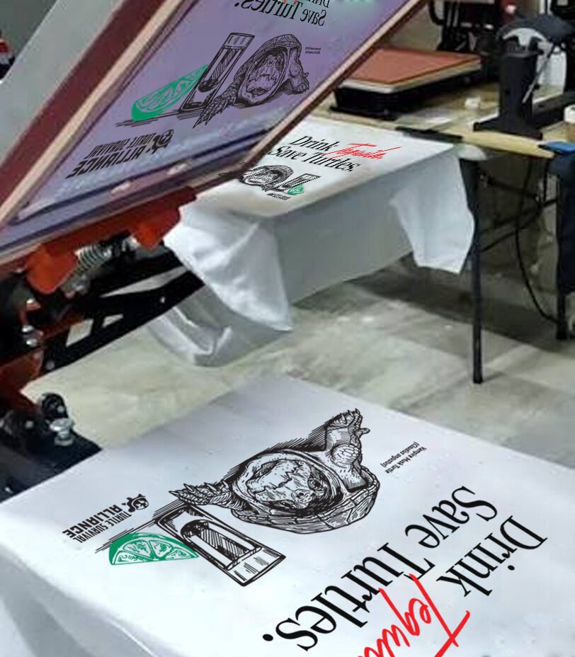 Playera impresa en serigrafía, la técnica para pedidos de volumen con pocos colores