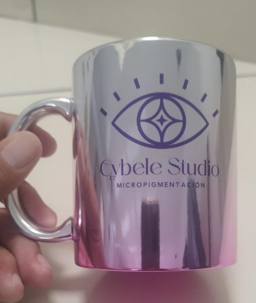 Taza con acabado metálico degradado y el logotipo de Cybele Studio