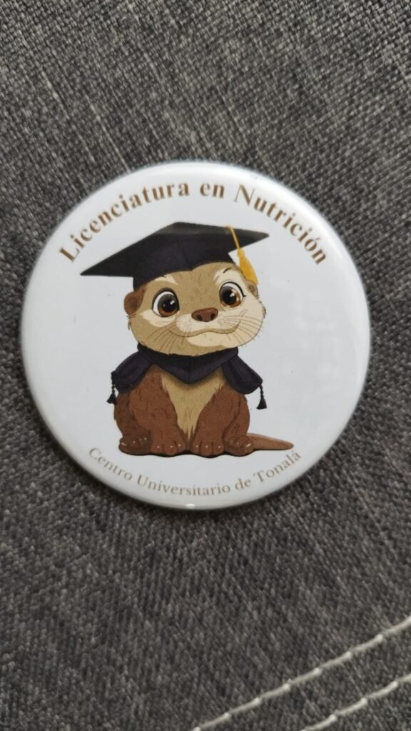 Botón publicitario personalizado de graduación para Licenciatura en Nutrición con ilustración de oso con birrete