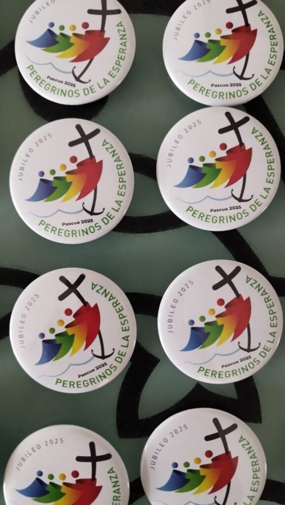 Botones publicitarios personalizados con diseño religioso de paloma a color sobre una cruz